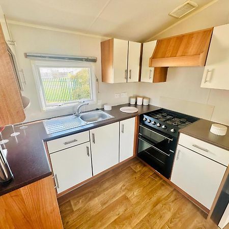 Great 8 Berth Caravan For Hire At Seawick Holiday Park In Essex Ref 27227Sw Clacton-on-Sea Buitenkant foto