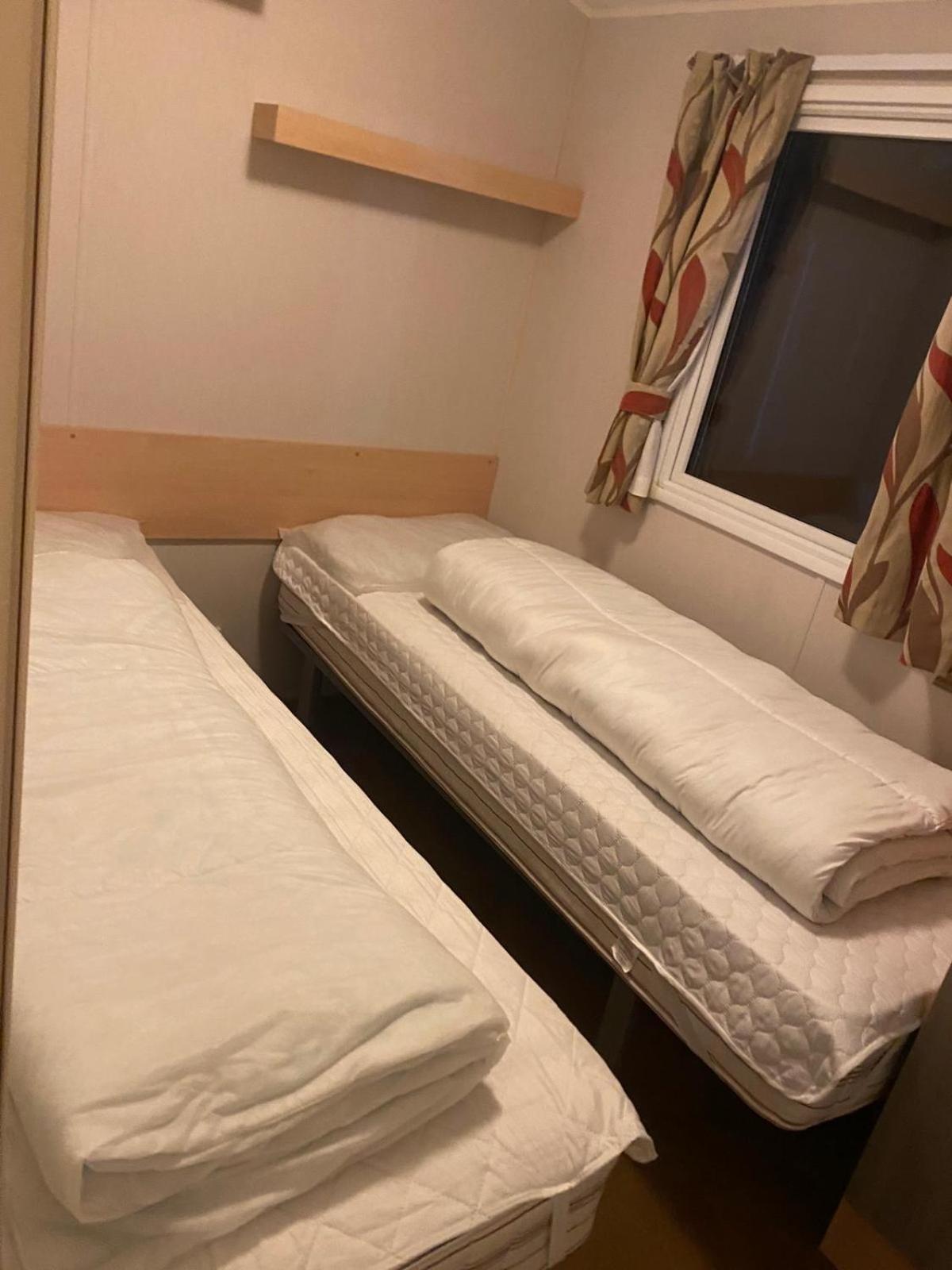 Great 8 Berth Caravan For Hire At Seawick Holiday Park In Essex Ref 27227Sw Clacton-on-Sea Buitenkant foto