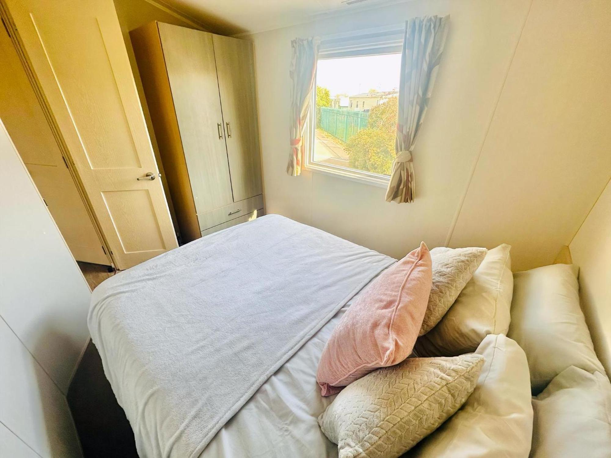 Great 8 Berth Caravan For Hire At Seawick Holiday Park In Essex Ref 27227Sw Clacton-on-Sea Buitenkant foto